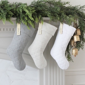 Personalisierter Weihnachtsstrumpf | Gesteppte Strümpfe | Neutral Weihnachtsdekor | Kundenspezifische Feiertags-Strümpfe |  Bauernhaus Weihnachtsstrumpf