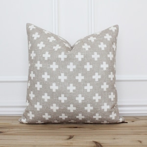 Geelbruine en witte kussensloop Zwitsers kruis • Decoratief sierkussen • Kussenhoes • Boerderijkussens • Designerkussenslopen | Bailey