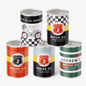 Puede incluir: Cinco latas metálicas cilíndricas con tapas de anilla, con etiquetas de estilo vintage. Los diseños incluyen patrones de cuadros, coches de carreras y escudos de la Ruta 2 con el texto Andrew's Motor Co, Sydney NSW y Engine Oil, NSW Australia.