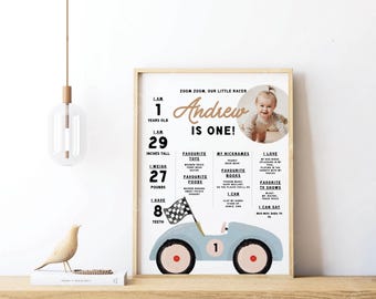Może przedstawiać: Spersonalizowany plakat z kamieniami milowymi dla rocznego dziecka o imieniu Andrew, zawierający zdjęcie, wiek, wzrost w calach, wagę w funtach, liczbę zębów, ulubione zabawki, jedzenie, książki, przezwiska, programy telewizyjne i umiejętności oraz wyścigówkę.