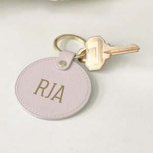 Round car key ring leather round personalized key fob monogram sweet 16 keychain for birthday gift for sweet 16 personalize key chain small