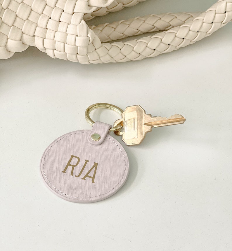 Round car key ring leather round personalized key fob monogram sweet 16 keychain for birthday gift for sweet 16 personalize key chain small