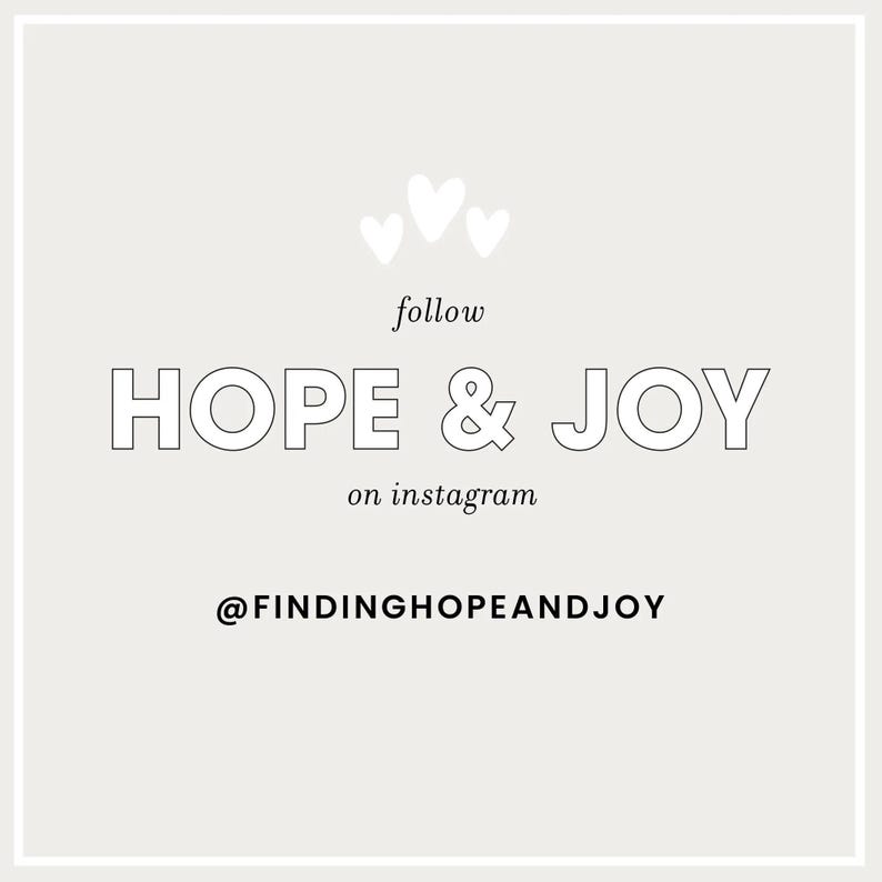 K&ouml;nnte beinhalten: Eine hellbeige Grafik mit den Worten "HOPE & JOY" in umrandeter Schrift, mit dem Wort "follow" dar&uuml;ber und "on instagram" darunter. Drei kleine wei&szlig;e Herzen befinden sich &uuml;ber den Worten. Der Instagram-Handle @FINDINGHOPEANDJOY befindet sich unten.