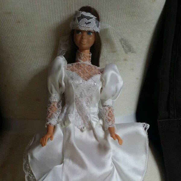 Barbie doll wedding dress. Barbie dress. Barbie wedding dress. Barbie clothes.  Barbie shoes. Barbie accessories. Vintage Barbie clothes.