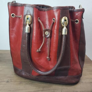 Bolso bandolera Valentina vintage de piel marrón bicolor con cordón ajustable, fabricado en Italia.