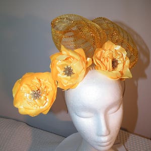 SUNSHINE PUNCH nouveau printemps racing jaune vif renoncule jaune fascinator bandeau couronne halo floral fleur bois Melcourne Cup courses chapeau