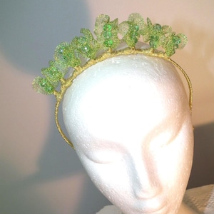 VIENNA Nuova corona di tiara verde realizzata a mano da stilista, alta moda, fascinator in pizzo metallico, volant, cristalli, gioielli, modisteria, tappeto rosso