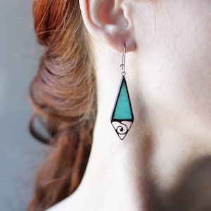 Turquoise blauwe glas-in-lood oorbellen, eenvoudige mooie lange, heldere delicate oorbellen, geometrische sieraden, zomerkleuren afbeelding 1