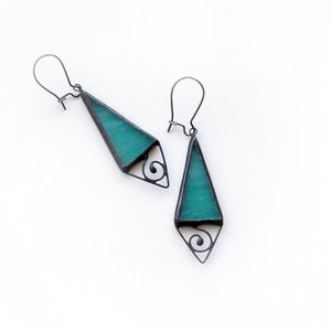 Turquoise blauwe glas-in-lood oorbellen, eenvoudige mooie lange, heldere delicate oorbellen, geometrische sieraden, zomerkleuren afbeelding 3