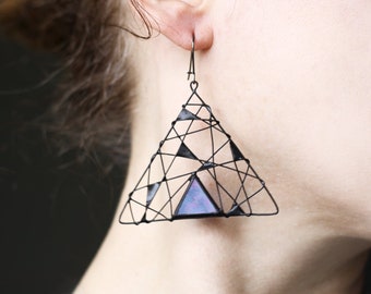 Sehr Große Geometrische Dreieck Ohrringe, Blau Irisierendes Glas, Wire Wrap Statement Schmuck, Geometrische Artisan Style, Damen Sommer Mode