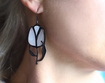 Boucles d’oreilles tulipes blanches, bijoux en vitrail floral de déclaration artisanale pour elle, idée de look floral