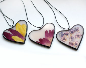 Heart Terrarium Necklace Pendant, Dried Flowers Decor, Nature Inspired Love Jewelry, Unique Valentin's Day Gift, Recycled Glass