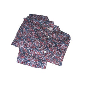 Op de afbeelding: Een opgevouwen button-down shirt met een paisley patroon in marineblauw, rood en wit. Het shirt heeft een klassieke kraag en manchetten met knopen. De stof lijkt katoen of een vergelijkbaar materiaal te zijn.
