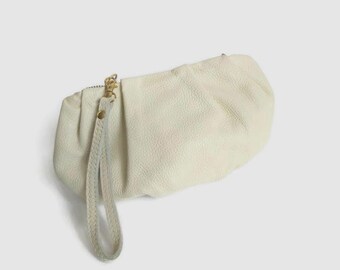 Bolso pequeño de piel blanca, estilo vintage italiano, con asa superior.
