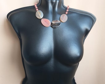 Collar de cuentas de ágata rosa, joyería envuelta en alambre de bronce