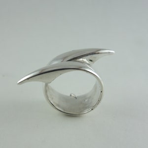 Anillo de plata esterlina hecho a mano, diseño de dos puntas. Joyería escultural, talla 9 1/2 EE. UU.