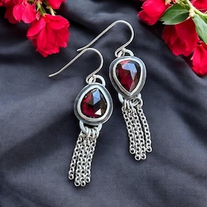 Orecchini in granato, rodolite, granato e argento sterling con pendente a goccia e pietra portafortuna