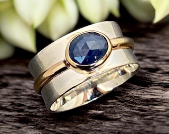 Anello con zaffiro blu: argento sterling lavorato a mano e design a più fasce da 9 carati