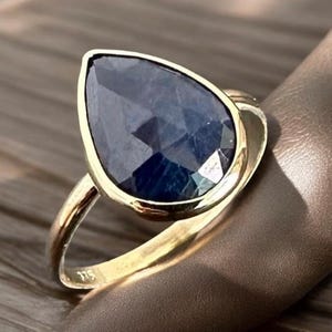 Anillo de zafiro azul, hecho a mano en oro macizo de 9 quilates, con forma de lágrima, joya única con piedra de nacimiento.