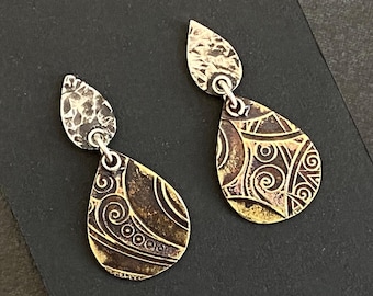 Örhängen i blandad metall, hängen i sterlingsilver och mässing med textur