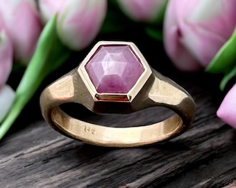 Ring i massivt 9k guld med sexkantslipad rosa safir | Handgjord förlovningsring