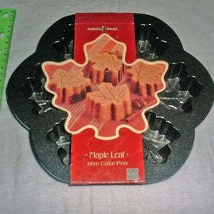 Nordic Ware - Maple Leaf 6 Cavity Baking Pan