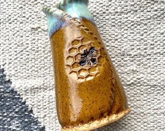 手作りの蜂の花瓶：ハニカム模様の陶器製一輪挿し