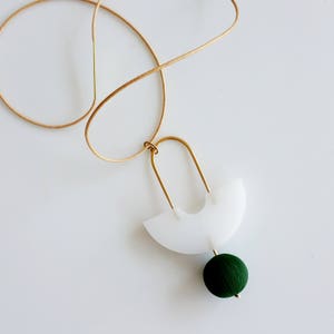 NOCH HALSKETTE N0. 2 | weiße kette, kreis, weiß und grün, minimalistische kette, geometrisch, lange kette, modern, bogen kette |