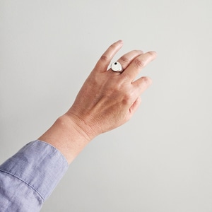 Bague à pois en onyx | bague de tous les jours, bague confortable, anneau en argent sterling, bague unique, bague minimaliste, bague pour femme, chevalière, onyx |