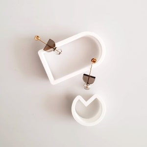 Pendientes muy pequeños en bronce / pendientes pequeños, pendientes cotidianos, pendientes minimalistas, joyas modernas, pendientes delicados, pendientes marrones /