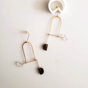 Pendientes Altos Bajos / pendientes largos, pendientes móviles, pendientes minimalistas, pendientes ligeros, pendientes acrílicos, pendientes marrones, blanco /