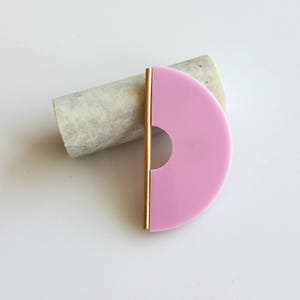 BROCHE GOLDEN EDGE broche rose, broche ivoire, broche noire, minimaliste, or, moderne, bijoux de déclaration, épingle à broche, bijoux modernes pink