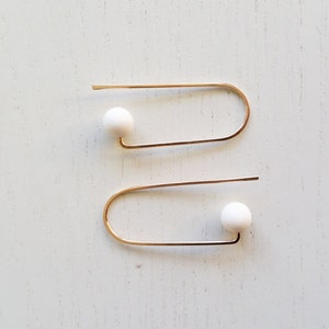 CURVE_W | white earrings, gold earrings, loop earrings, minimalist, modern jewelry, shpere earrings, dangle earrings, circle earrings |