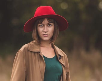 Roter Fedora mit einer breiten Krempe aus Wollfilz