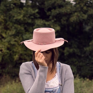 Rosafarbener Hut, im Stil eines Boaters mit breiter Krempe, Damenhut mit einem Top im Stil eines Porkpie Hutes, Gaucho und Boho Stil