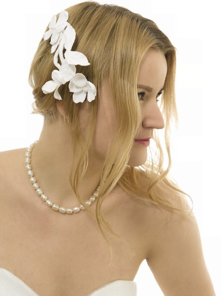 Trouwen Accessoires Haaraccessoires Haarsieraden haaraccessoire met witte appelbloesem op een tak en versierd met parels Romantisch bruidsbloemig hoofddeksel 