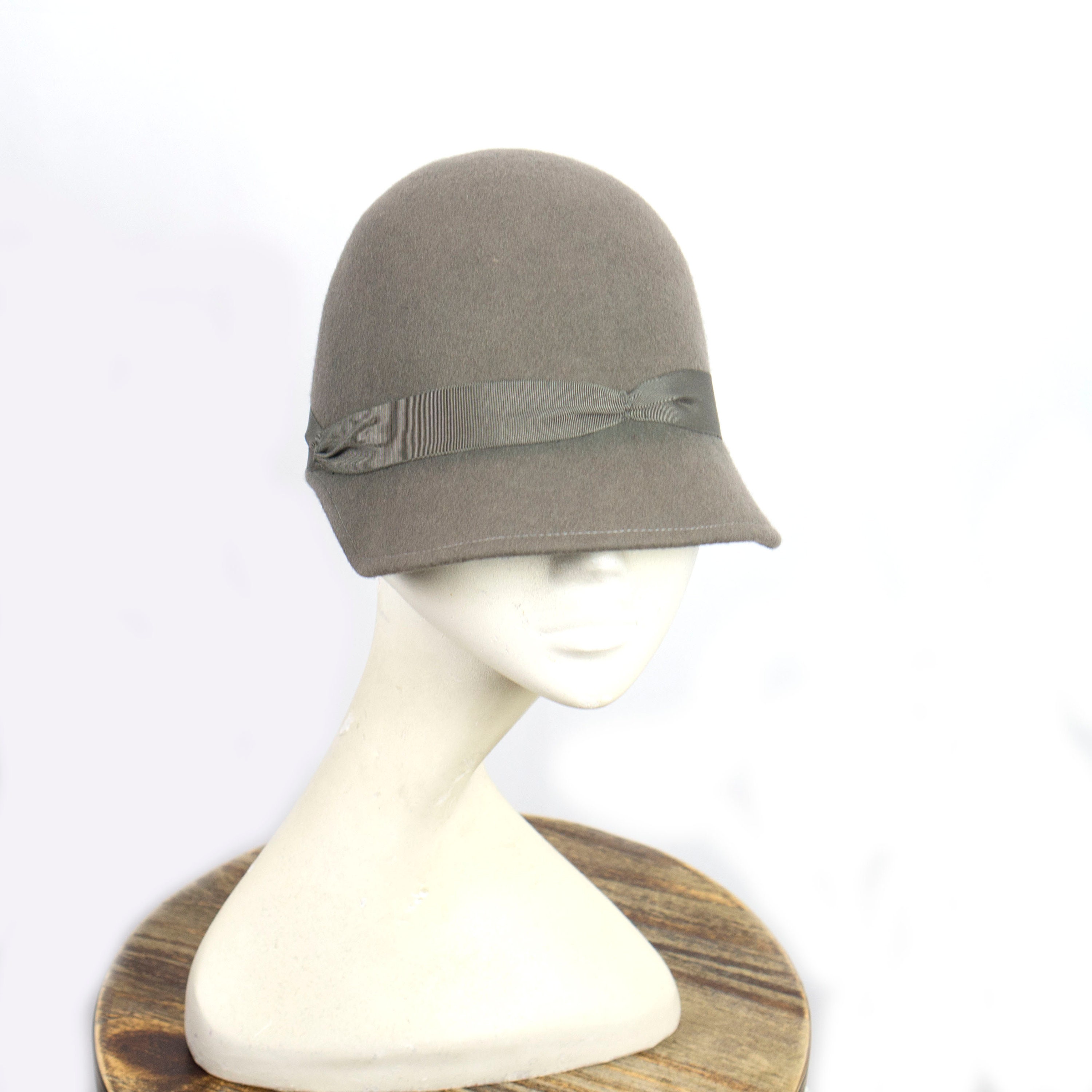 Lovely chloche, cap handmade of woll felt, can be customized in many diefferent colors