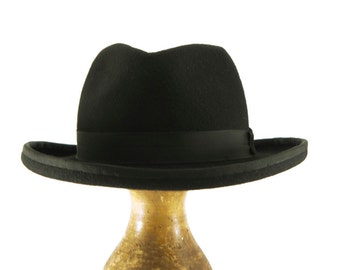 Schwarzer Wollfilz Fedora mit einer Teardrop Krone , Homburger Hut