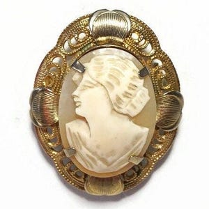 Vintage Oval Cameo Style Brosche | Gold Tone Filigree w / Lucite oder Harz Lady | Victorian Revival Anstecknadel | ca. 3,7cm x 3cm