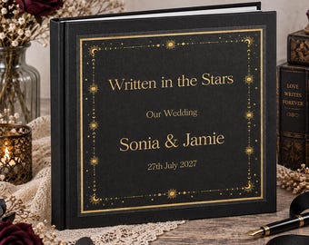 Personalisiertes, in einer Box verpacktes Himmelsfotoalbum „Written in the Stars“ für Hochzeiten und andere Feierlichkeiten, erhältlich in Silber oder Gold.