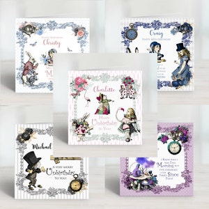 Cartes fantaisistes personnalisées d'Alice au pays des merveilles représentant des personnages populaires, un lapin blanc, un chat du Cheshire et un chapelier fou avec des citations emblématiques