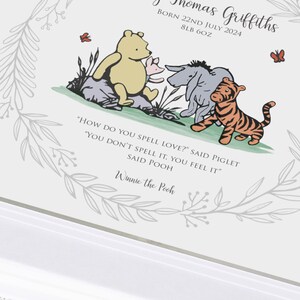 K&ouml;nnte beinhalten: Ein personalisierter Druck mit Winnie Puuh, Ferkel, I-Aah und Tigger mit dem Text: "How do you spell love?" "You don't spell it, you feel it" said Pooh. Enth&auml;lt den Namen Thomas Griffiths, geboren am 22. Juli 2024, 3800 Gramm.