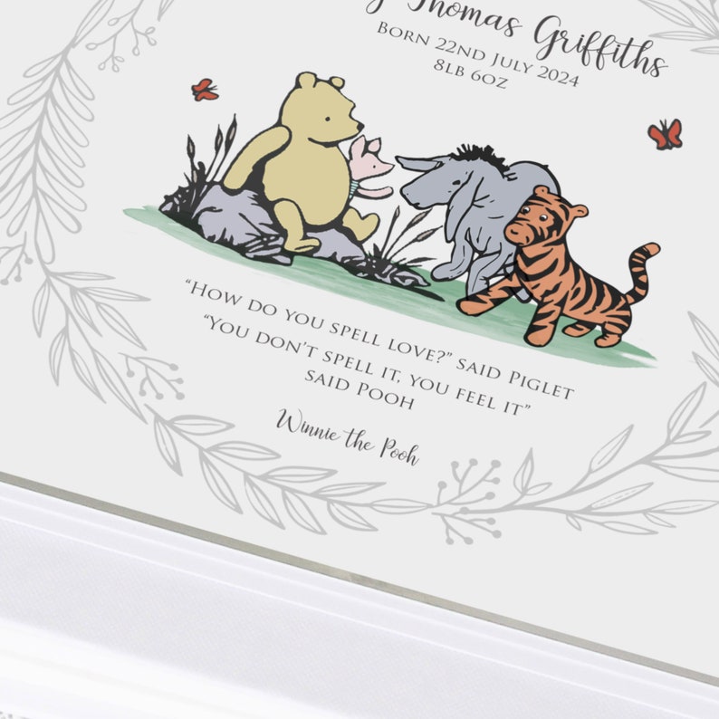 K&ouml;nnte beinhalten: Ein personalisierter Druck mit Winnie Puuh, Ferkel, I-Aah und Tigger mit dem Text: "How do you spell love?" "You don't spell it, you feel it" said Pooh. Enth&auml;lt den Namen Thomas Griffiths, geboren am 22. Juli 2024, 3800 Gramm.
