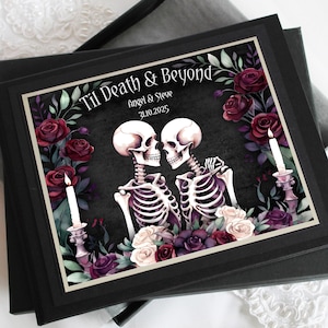 Op de afbeelding: Een zwart-witte illustratie van twee skeletten die elkaar vasthouden, omringd door rode en witte rozen en kaarsen. De tekst "Til Death & Beyond" staat bovenaan de afbeelding, met de namen "Angel & Steve" en de datum "3.10.2025" eronder.