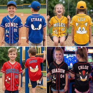 Op de afbeelding: Honkbalshirts in blauw, geel, rood en zwart, met Sonic the Hedgehog-personages. Elk shirt heeft een personagenaam en nummer. De shirts worden door kinderen gedragen.