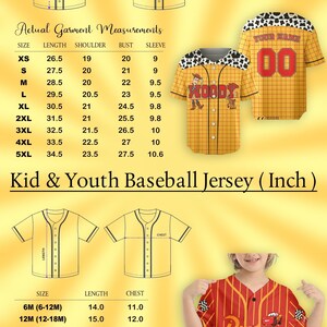 Op de afbeelding: Honkbalshirts voor volwassenen en kinderen worden getoond, met maattabellen in inches. E&eacute;n shirt heeft een "Woody"-ontwerp en een ander heeft een "Rusteze"-logo. De shirts hebben knopen en korte mouwen.