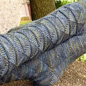 Puede incluir: Un par de calcetines a rayas azules y amarillas con un patrón de punto texturizado.