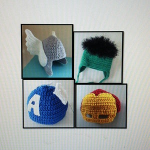 Pode incluir: Quatro chapéus de crochê em diferentes cores e designs. Os chapéus são inspirados em personagens de super-heróis populares. Os chapéus são feitos de fio e têm diferentes detalhes, como uma pena branca, um pompom preto e um design vermelho e amarelo.