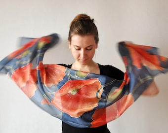 Handbemalter Seidenschal mit roten Mohnblumen auf dunkelblauem Hintergrund. Schattierungen von rot, orange, grün und blau. Größe 45 x 180 cm.