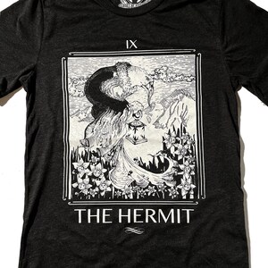 Camiseta ocultista de la carta del tarot "El Ermitaño" de Triblend, estética de bruja, moda ocultista, camiseta gótica de adivinación, regalo para bruja, ropa mágica